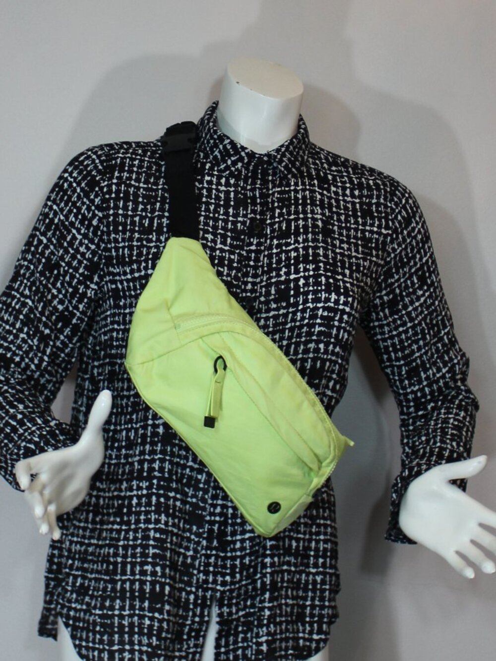 lululemon Everywhere Belt Bag neon yellow black adjustable strap 6.5" h x 10" w
